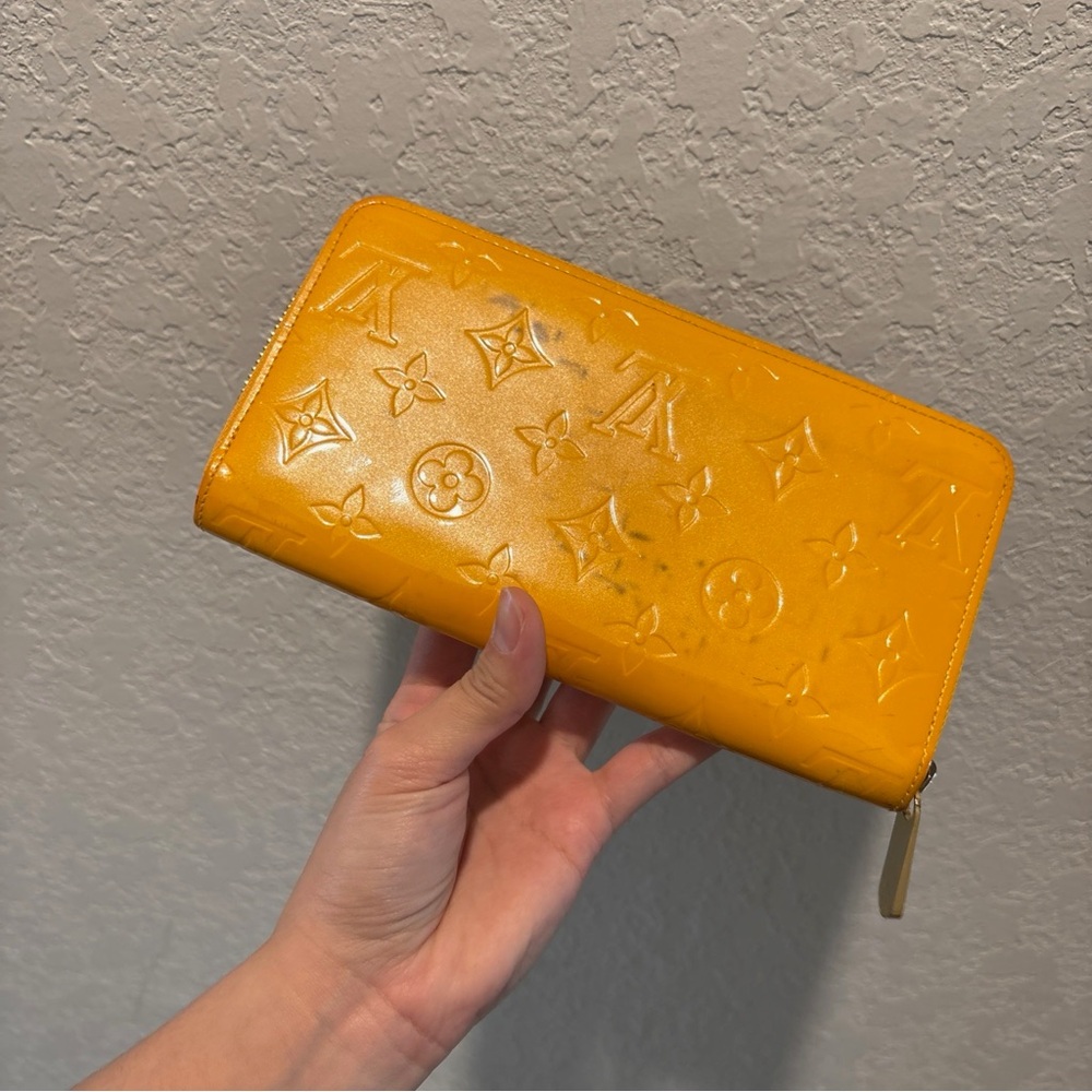 Louis Vuitton Continental Vernis
Yellow Zip Wallet - Picture 2 of 16